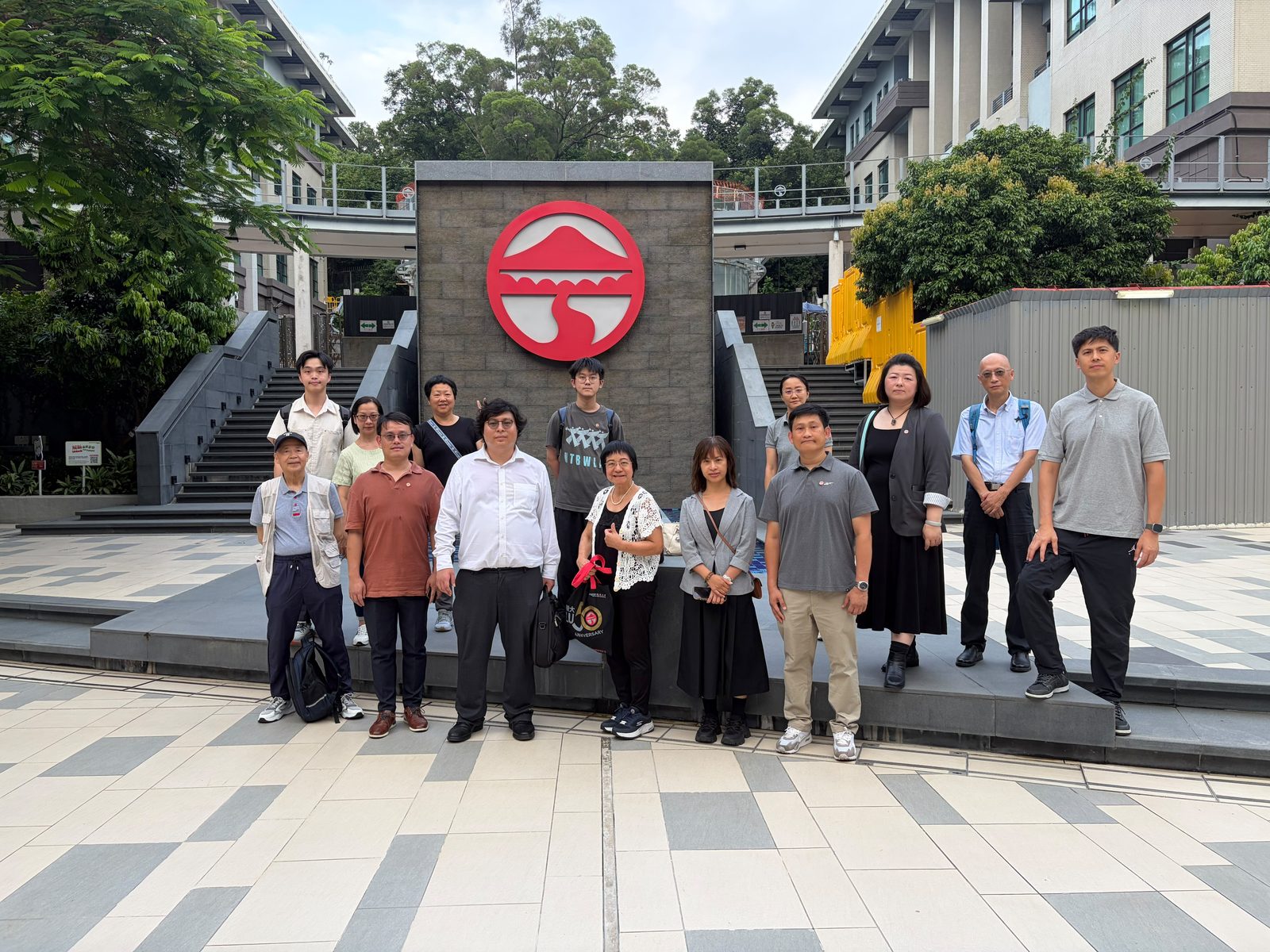 嶺南大學校園校徽前合照。