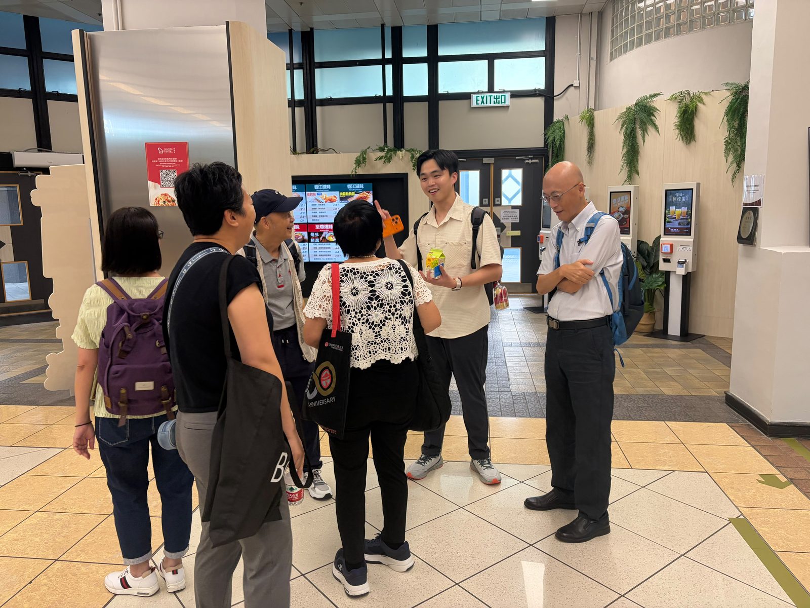 校園大堂小歇。
